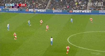 kaiyun-苏比门迪拼抢中痛苦倒地，队医上场治疗